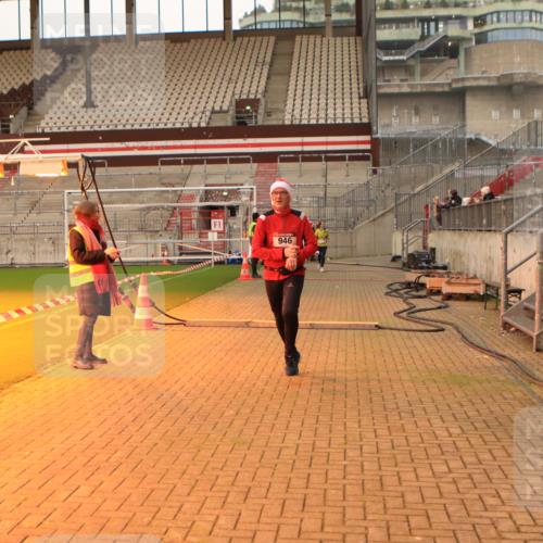 08.12.2024 - St. Pauli X-Mass-Run No. 14 Kathrin Stürmer Photography http://msf.ph/oto/7524344 08.12.2024 10:01:13 Ziel 418, 512, 713, 946, 2818 meine-sportfotos.de