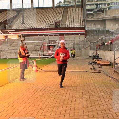 08.12.2024 - St. Pauli X-Mass-Run No. 14 Kathrin Stürmer Photography http://msf.ph/oto/7524351 08.12.2024 10:01:13 Ziel 418, 512, 713, 946, 2818 meine-sportfotos.de