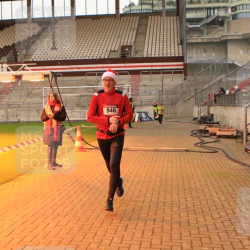 08.12.2024 - St. Pauli X-Mass-Run No. 14 Kathrin Stürmer Photography http://msf.ph/oto/7524371 08.12.2024 10:01:13 Ziel 418, 512, 713, 946, 2818 meine-sportfotos.de