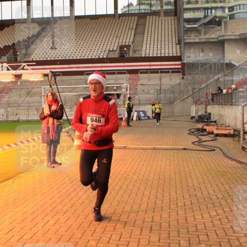 08.12.2024 - St. Pauli X-Mass-Run No. 14 Kathrin Stürmer Photography http://msf.ph/oto/7524376 08.12.2024 10:01:14 Ziel 418, 512, 713, 946, 2818 meine-sportfotos.de