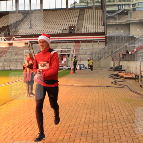 08.12.2024 - St. Pauli X-Mass-Run No. 14 Kathrin Stürmer Photography http://msf.ph/oto/7524381 08.12.2024 10:01:14 Ziel 418, 512, 713, 946, 2818 meine-sportfotos.de