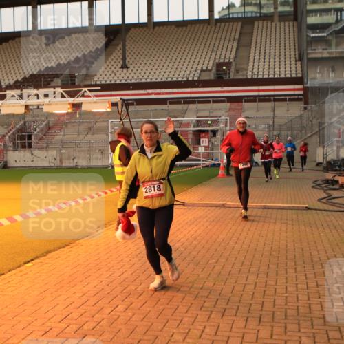 08.12.2024 - St. Pauli X-Mass-Run No. 14 Kathrin Stürmer Photography http://msf.ph/oto/7524413 08.12.2024 10:01:22 Ziel 41, 946, 1246, 2818, 3254, 3340, 3341 meine-sportfotos.de