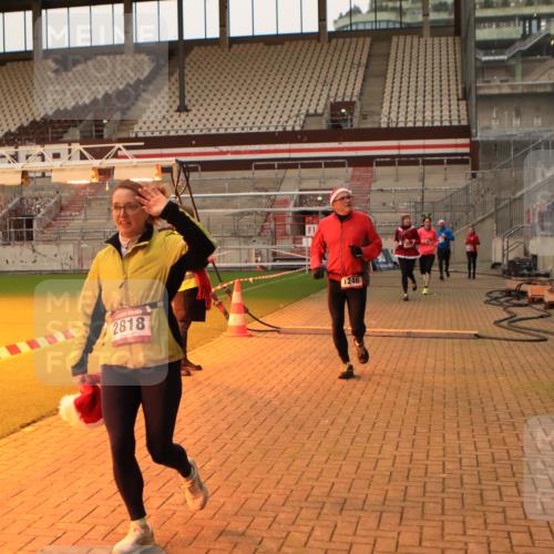08.12.2024 - St. Pauli X-Mass-Run No. 14 Kathrin Stürmer Photography http://msf.ph/oto/7524432 08.12.2024 10:01:23 Ziel 41, 946, 1246, 2818, 3254, 3340, 3341 meine-sportfotos.de