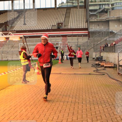 08.12.2024 - St. Pauli X-Mass-Run No. 14 Kathrin Stürmer Photography http://msf.ph/oto/7524448 08.12.2024 10:01:24 Ziel 41, 946, 1246, 2818, 3254, 3340, 3341 meine-sportfotos.de