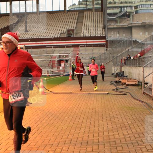 08.12.2024 - St. Pauli X-Mass-Run No. 14 Kathrin Stürmer Photography http://msf.ph/oto/7524465 08.12.2024 10:01:25 Ziel 41, 946, 1246, 2818, 3254, 3340, 3341 meine-sportfotos.de