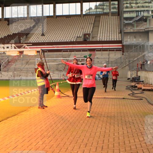 08.12.2024 - St. Pauli X-Mass-Run No. 14 Kathrin Stürmer Photography http://msf.ph/oto/7524472 08.12.2024 10:01:26 Ziel 41, 1246, 2818, 3254, 3340, 3341 meine-sportfotos.de