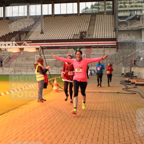 08.12.2024 - St. Pauli X-Mass-Run No. 14 Kathrin Stürmer Photography http://msf.ph/oto/7524475 08.12.2024 10:01:27 Ziel 41, 1246, 2818, 3254, 3340, 3341 meine-sportfotos.de