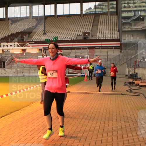 08.12.2024 - St. Pauli X-Mass-Run No. 14 Kathrin Stürmer Photography http://msf.ph/oto/7524481 08.12.2024 10:01:27 Ziel 41, 1246, 2818, 3254, 3340, 3341 meine-sportfotos.de