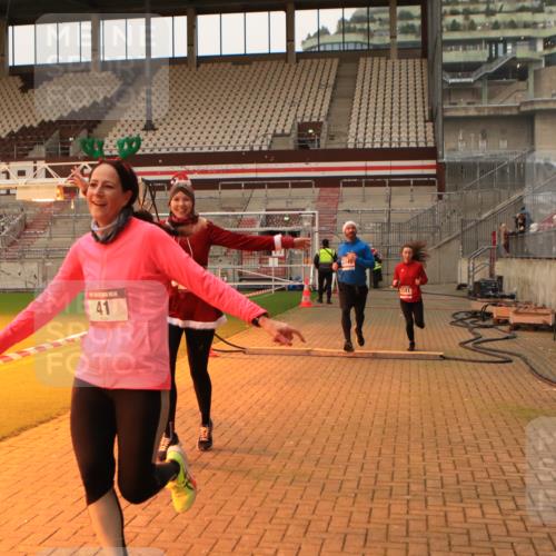 08.12.2024 - St. Pauli X-Mass-Run No. 14 Kathrin Stürmer Photography http://msf.ph/oto/7524484 08.12.2024 10:01:27 Ziel 41, 1246, 2818, 3254, 3340, 3341 meine-sportfotos.de