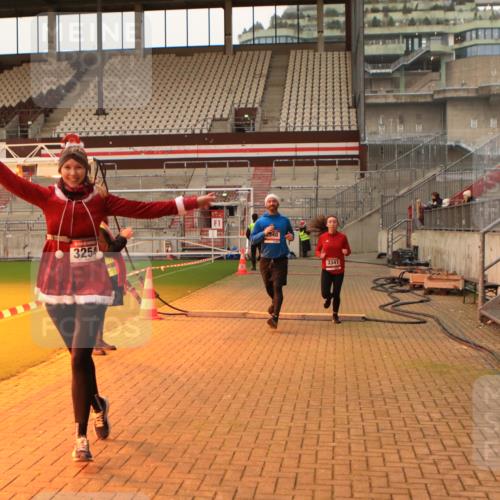 08.12.2024 - St. Pauli X-Mass-Run No. 14 Kathrin Stürmer Photography http://msf.ph/oto/7524486 08.12.2024 10:01:28 Ziel 41, 1246, 2818, 3254, 3340, 3341 meine-sportfotos.de