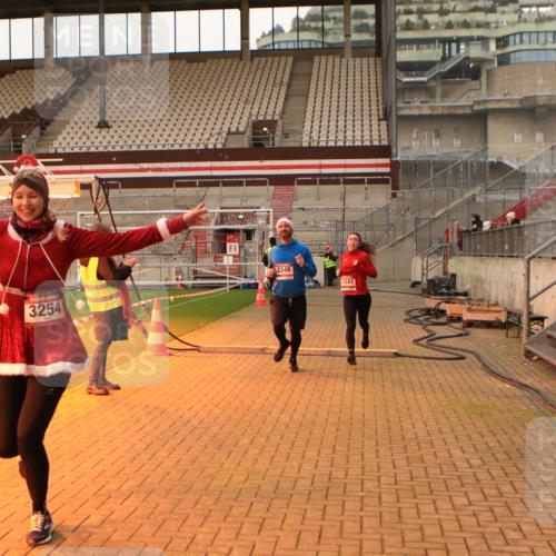 08.12.2024 - St. Pauli X-Mass-Run No. 14 Kathrin Stürmer Photography http://msf.ph/oto/7524487 08.12.2024 10:01:28 Ziel 41, 1246, 2818, 3254, 3340, 3341 meine-sportfotos.de