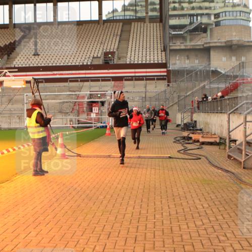 08.12.2024 - St. Pauli X-Mass-Run No. 14 Kathrin Stürmer Photography http://msf.ph/oto/7524502 08.12.2024 10:01:37 Ziel 41, 1751, 1784, 2302, 2361, 2362, 2826, 2833, 3093, 3254, 3340, 3341 meine-sportfotos.de
