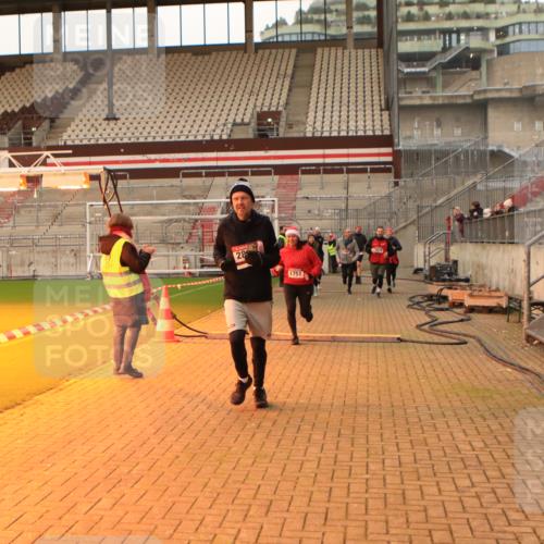 08.12.2024 - St. Pauli X-Mass-Run No. 14 Kathrin Stürmer Photography http://msf.ph/oto/7524507 08.12.2024 10:01:38 Ziel 41, 1751, 1784, 2302, 2361, 2362, 2826, 2833, 3093, 3254, 3340, 3341 meine-sportfotos.de