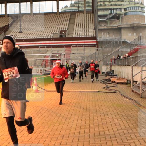 08.12.2024 - St. Pauli X-Mass-Run No. 14 Kathrin Stürmer Photography http://msf.ph/oto/7524510 08.12.2024 10:01:39 Ziel 41, 1751, 1784, 2302, 2361, 2362, 2826, 2833, 3093, 3340, 3341 meine-sportfotos.de