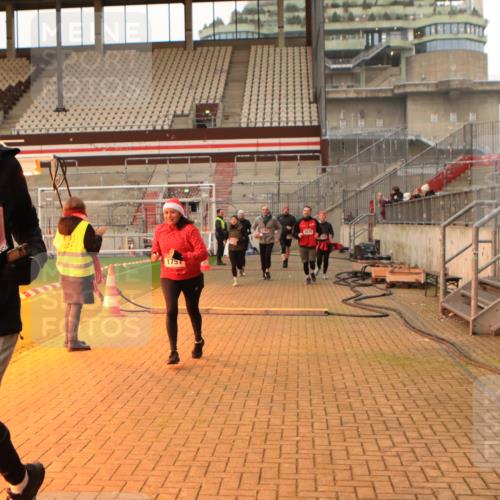 08.12.2024 - St. Pauli X-Mass-Run No. 14 Kathrin Stürmer Photography http://msf.ph/oto/7524511 08.12.2024 10:01:39 Ziel 41, 1751, 1784, 2302, 2361, 2362, 2826, 2833, 3093, 3340, 3341 meine-sportfotos.de