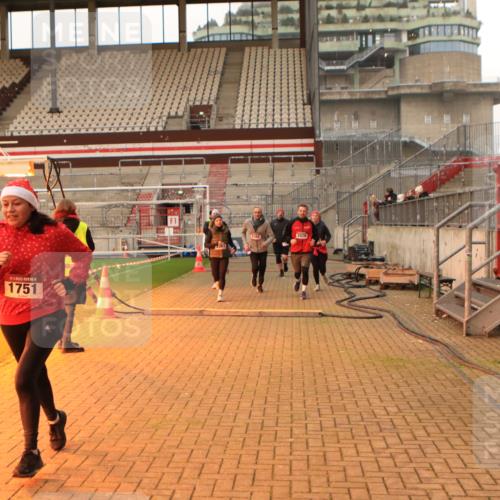 08.12.2024 - St. Pauli X-Mass-Run No. 14 Kathrin Stürmer Photography http://msf.ph/oto/7524516 08.12.2024 10:01:40 Ziel 41, 86, 1751, 1784, 2302, 2361, 2362, 2826, 2833, 3093, 3340, 3341 meine-sportfotos.de