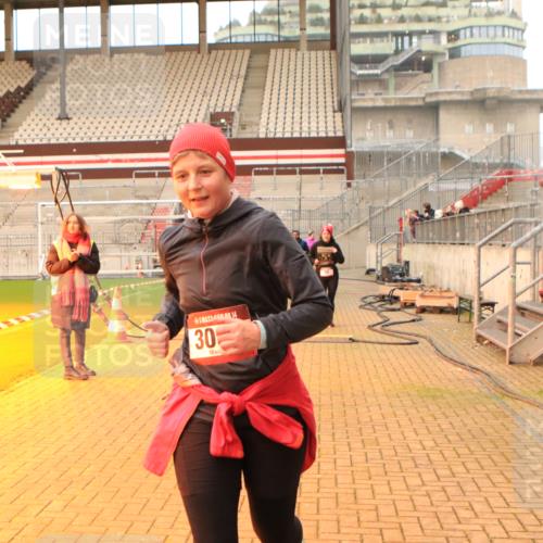 08.12.2024 - St. Pauli X-Mass-Run No. 14 Kathrin Stürmer Photography http://msf.ph/oto/7524538 08.12.2024 10:01:45 Ziel 86, 1751, 1784, 2302, 2361, 2362, 2817, 2826, 2833, 3093, 3304 meine-sportfotos.de
