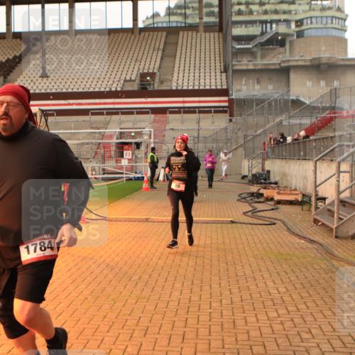 08.12.2024 - St. Pauli X-Mass-Run No. 14 Kathrin Stürmer Photography http://msf.ph/oto/7524545 08.12.2024 10:01:46 Ziel 86, 1751, 1784, 2302, 2361, 2362, 2817, 2826, 2833, 3093, 3304 meine-sportfotos.de