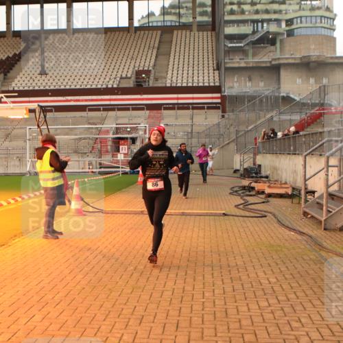 08.12.2024 - St. Pauli X-Mass-Run No. 14 Kathrin Stürmer Photography http://msf.ph/oto/7524547 08.12.2024 10:01:47 Ziel 86, 1751, 1784, 2302, 2361, 2362, 2817, 2826, 2833, 2965, 3093, 3304 meine-sportfotos.de