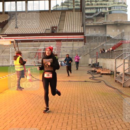 08.12.2024 - St. Pauli X-Mass-Run No. 14 Kathrin Stürmer Photography http://msf.ph/oto/7524549 08.12.2024 10:01:47 Ziel 86, 1751, 1784, 2302, 2361, 2362, 2817, 2826, 2833, 2965, 3093, 3304 meine-sportfotos.de