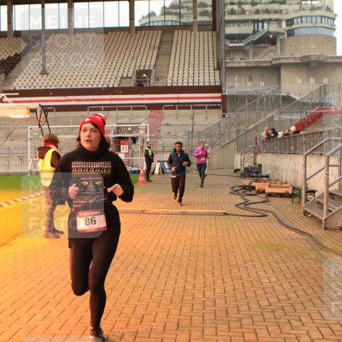 08.12.2024 - St. Pauli X-Mass-Run No. 14 Kathrin Stürmer Photography http://msf.ph/oto/7524550 08.12.2024 10:01:47 Ziel 86, 1751, 1784, 2302, 2361, 2362, 2817, 2826, 2833, 2965, 3093, 3304 meine-sportfotos.de