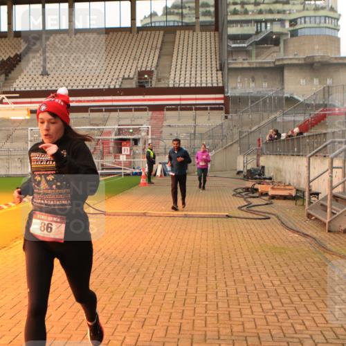 08.12.2024 - St. Pauli X-Mass-Run No. 14 Kathrin Stürmer Photography http://msf.ph/oto/7524551 08.12.2024 10:01:48 Ziel 86, 1751, 1784, 2302, 2361, 2362, 2817, 2826, 2833, 2965, 3093, 3304 meine-sportfotos.de