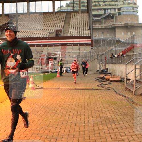 08.12.2024 - St. Pauli X-Mass-Run No. 14 Kathrin Stürmer Photography http://msf.ph/oto/7524579 08.12.2024 10:02:01 Ziel 588, 838, 2780, 2817, 2965, 3255, 3304 meine-sportfotos.de