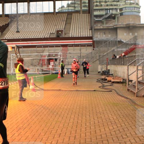 08.12.2024 - St. Pauli X-Mass-Run No. 14 Kathrin Stürmer Photography http://msf.ph/oto/7524580 08.12.2024 10:02:01 Ziel 588, 838, 2780, 2817, 2965, 3255, 3304 meine-sportfotos.de