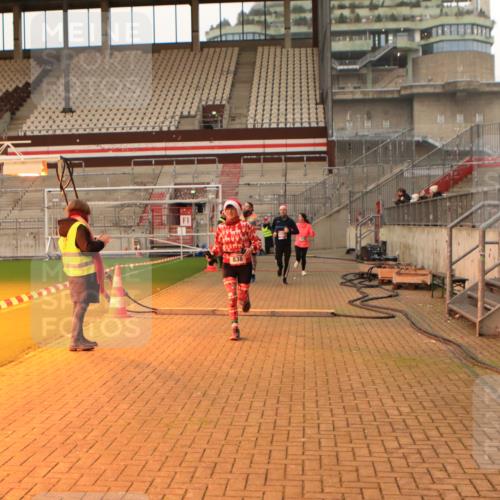 08.12.2024 - St. Pauli X-Mass-Run No. 14 Kathrin Stürmer Photography http://msf.ph/oto/7524588 08.12.2024 10:02:03 Ziel 588, 838, 2780, 2817, 2965, 3255 meine-sportfotos.de