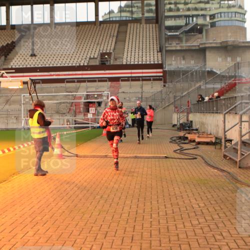 08.12.2024 - St. Pauli X-Mass-Run No. 14 Kathrin Stürmer Photography http://msf.ph/oto/7524589 08.12.2024 10:02:03 Ziel 588, 838, 2780, 2817, 2965, 3255 meine-sportfotos.de