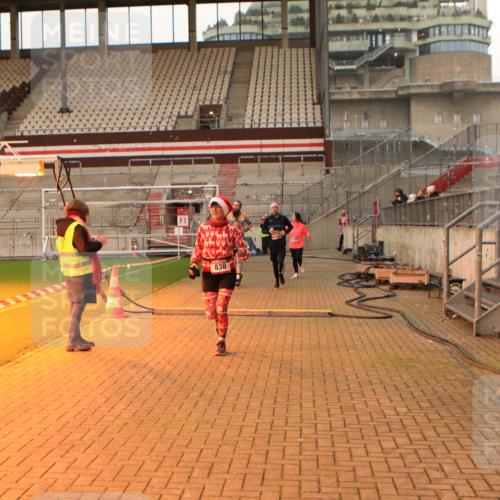08.12.2024 - St. Pauli X-Mass-Run No. 14 Kathrin Stürmer Photography http://msf.ph/oto/7524590 08.12.2024 10:02:03 Ziel 588, 838, 2780, 2817, 2965, 3255 meine-sportfotos.de