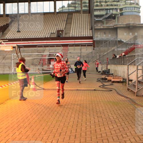 08.12.2024 - St. Pauli X-Mass-Run No. 14 Kathrin Stürmer Photography http://msf.ph/oto/7524591 08.12.2024 10:02:04 Ziel 588, 838, 2780, 2817, 2965, 3255 meine-sportfotos.de