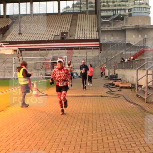 08.12.2024 - St. Pauli X-Mass-Run No. 14 Kathrin Stürmer Photography http://msf.ph/oto/7524592 08.12.2024 10:02:04 Ziel 588, 838, 2780, 2817, 2965, 3255 meine-sportfotos.de
