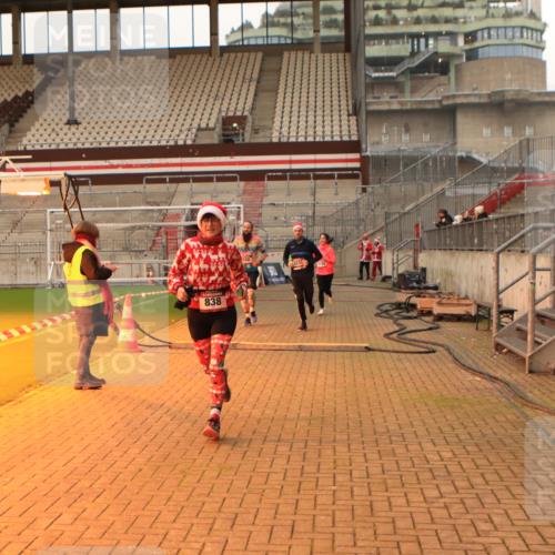 08.12.2024 - St. Pauli X-Mass-Run No. 14 Kathrin Stürmer Photography http://msf.ph/oto/7524593 08.12.2024 10:02:04 Ziel 588, 838, 2780, 2817, 2965, 3255 meine-sportfotos.de