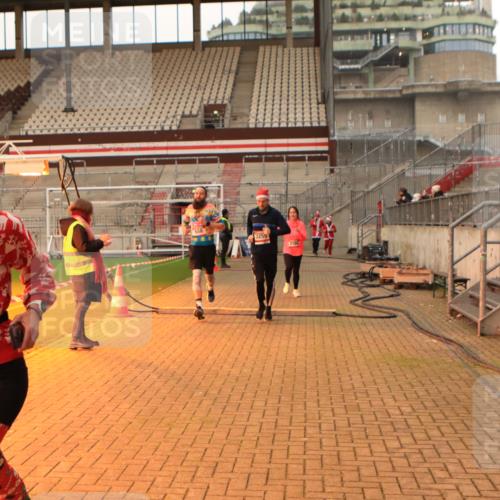 08.12.2024 - St. Pauli X-Mass-Run No. 14 Kathrin Stürmer Photography http://msf.ph/oto/7524599 08.12.2024 10:02:05 Ziel 588, 838, 2780, 2965, 3255 meine-sportfotos.de