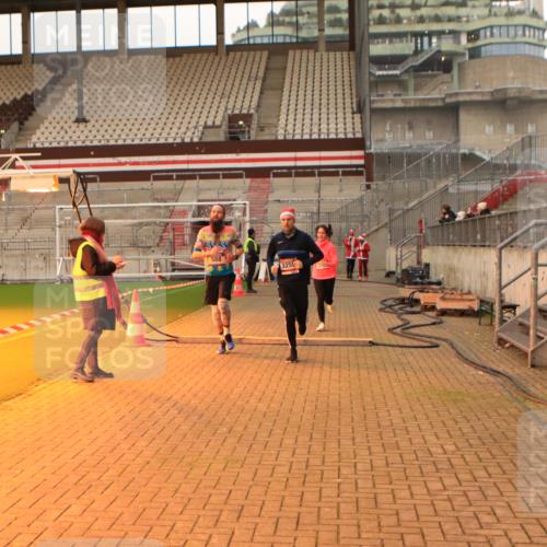 08.12.2024 - St. Pauli X-Mass-Run No. 14 Kathrin Stürmer Photography http://msf.ph/oto/7524600 08.12.2024 10:02:05 Ziel 588, 838, 2780, 2965, 3255 meine-sportfotos.de