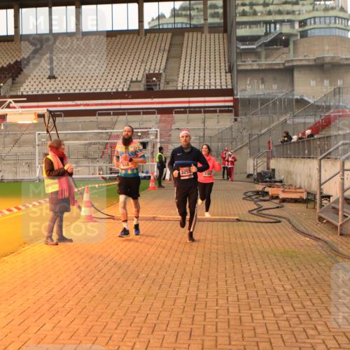 08.12.2024 - St. Pauli X-Mass-Run No. 14 Kathrin Stürmer Photography http://msf.ph/oto/7524602 08.12.2024 10:02:06 Ziel 588, 838, 2780, 2965, 3255 meine-sportfotos.de