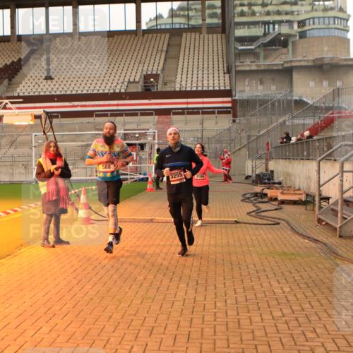 08.12.2024 - St. Pauli X-Mass-Run No. 14 Kathrin Stürmer Photography http://msf.ph/oto/7524604 08.12.2024 10:02:06 Ziel 588, 838, 2780, 2965, 3255 meine-sportfotos.de
