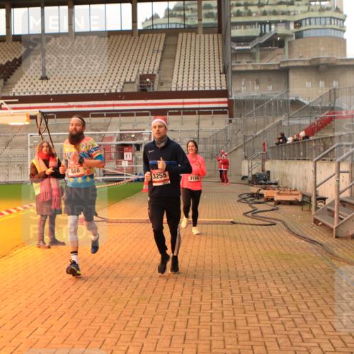 08.12.2024 - St. Pauli X-Mass-Run No. 14 Kathrin Stürmer Photography http://msf.ph/oto/7524606 08.12.2024 10:02:07 Ziel 588, 838, 2780, 2965, 3255 meine-sportfotos.de