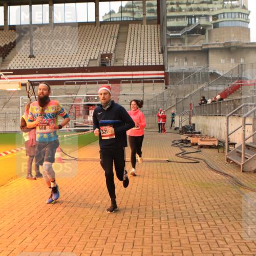 08.12.2024 - St. Pauli X-Mass-Run No. 14 Kathrin Stürmer Photography http://msf.ph/oto/7524607 08.12.2024 10:02:07 Ziel 588, 838, 2780, 2965, 3255 meine-sportfotos.de