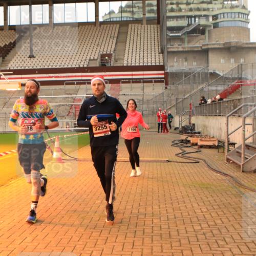 08.12.2024 - St. Pauli X-Mass-Run No. 14 Kathrin Stürmer Photography http://msf.ph/oto/7524608 08.12.2024 10:02:07 Ziel 588, 838, 2780, 2965, 3255 meine-sportfotos.de