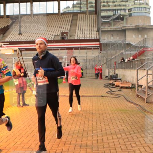 08.12.2024 - St. Pauli X-Mass-Run No. 14 Kathrin Stürmer Photography http://msf.ph/oto/7524610 08.12.2024 10:02:07 Ziel 588, 838, 2780, 2965, 3255 meine-sportfotos.de