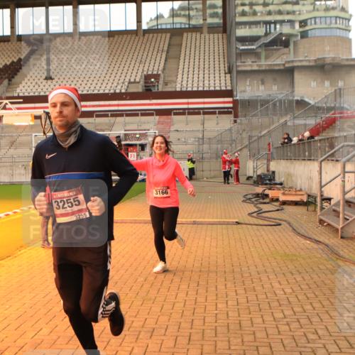 08.12.2024 - St. Pauli X-Mass-Run No. 14 Kathrin Stürmer Photography http://msf.ph/oto/7524611 08.12.2024 10:02:08 Ziel 479, 588, 604, 609, 838, 2780, 3255 meine-sportfotos.de