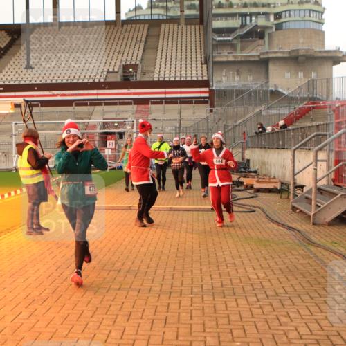 08.12.2024 - St. Pauli X-Mass-Run No. 14 Kathrin Stürmer Photography http://msf.ph/oto/7524624 08.12.2024 10:02:17 Ziel 187, 479, 588, 604, 609, 1275, 2211, 2334, 2371, 2898, 3255 meine-sportfotos.de