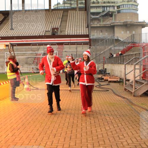 08.12.2024 - St. Pauli X-Mass-Run No. 14 Kathrin Stürmer Photography http://msf.ph/oto/7524630 08.12.2024 10:02:18 Ziel 187, 479, 588, 604, 609, 1275, 2211, 2334, 2371, 2898, 3255 meine-sportfotos.de