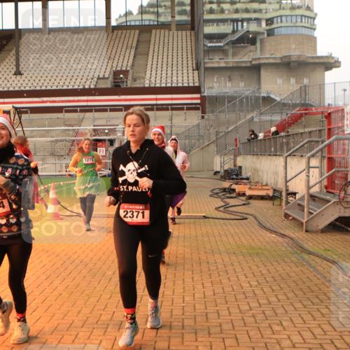 08.12.2024 - St. Pauli X-Mass-Run No. 14 Kathrin Stürmer Photography http://msf.ph/oto/7524641 08.12.2024 10:02:21 Ziel 187, 479, 604, 609, 1275, 2211, 2334, 2371, 2898 meine-sportfotos.de