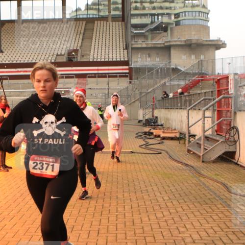 08.12.2024 - St. Pauli X-Mass-Run No. 14 Kathrin Stürmer Photography http://msf.ph/oto/7524643 08.12.2024 10:02:21 Ziel 187, 479, 604, 609, 1275, 2211, 2334, 2371, 2898 meine-sportfotos.de