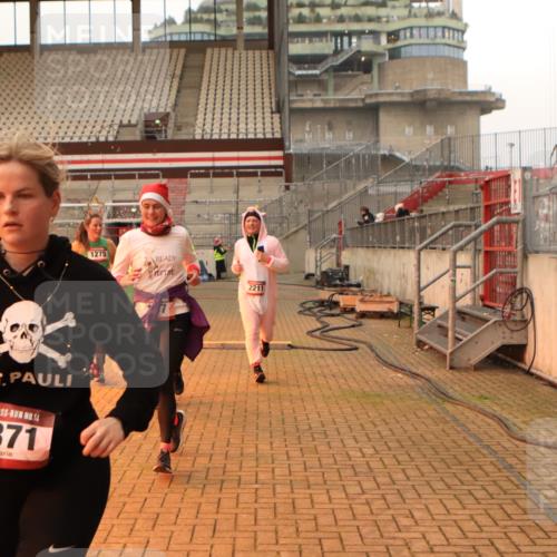 08.12.2024 - St. Pauli X-Mass-Run No. 14 Kathrin Stürmer Photography http://msf.ph/oto/7524644 08.12.2024 10:02:22 Ziel 187, 479, 604, 609, 1275, 2211, 2334, 2371, 2898 meine-sportfotos.de