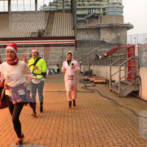 08.12.2024 - St. Pauli X-Mass-Run No. 14 Kathrin Stürmer Photography http://msf.ph/oto/7524647 08.12.2024 10:02:22 Ziel 187, 479, 604, 609, 1275, 2211, 2334, 2371, 2898 meine-sportfotos.de