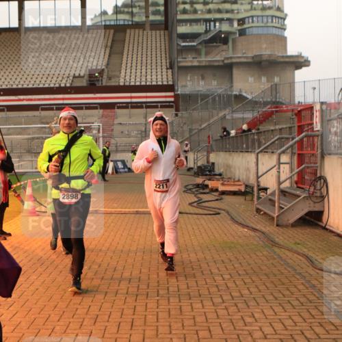 08.12.2024 - St. Pauli X-Mass-Run No. 14 Kathrin Stürmer Photography http://msf.ph/oto/7524649 08.12.2024 10:02:23 Ziel 187, 479, 604, 609, 1275, 2211, 2334, 2371, 2898 meine-sportfotos.de